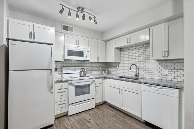 Court Senior Apartments in Las Vegas, NV - Foto de edificio - Building Photo