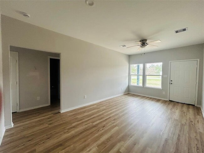 1318 Stowell St in Anahuac, TX - Building Photo - Building Photo