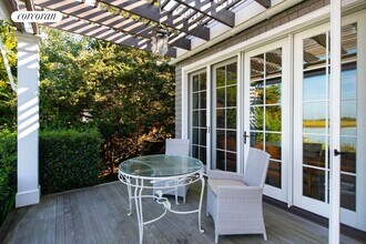 13 Norton Pl in Southampton, NY - Building Photo - Building Photo