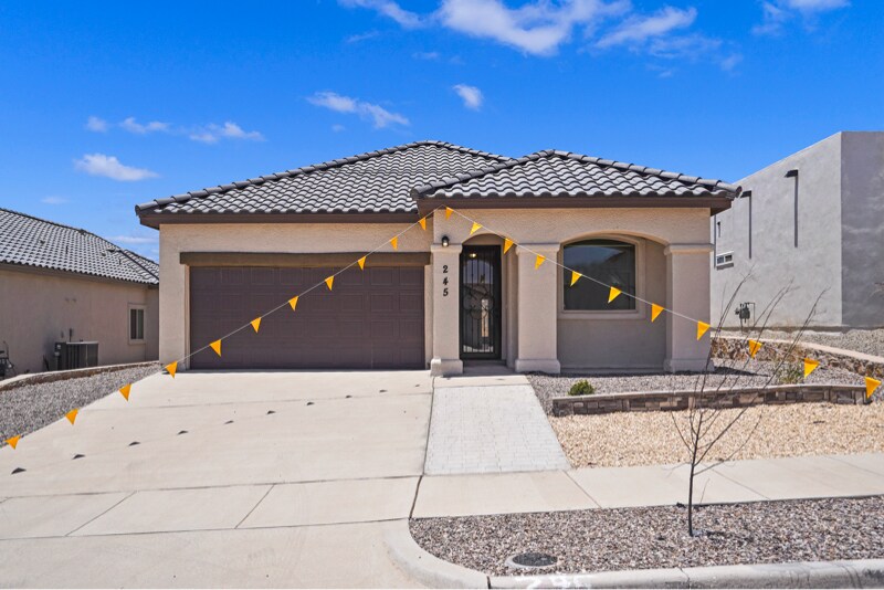 245 Hunstanton St in El Paso, TX - Building Photo