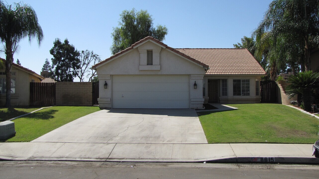 8615 Blue Heron Dr in Bakersfield, CA - Building Photo
