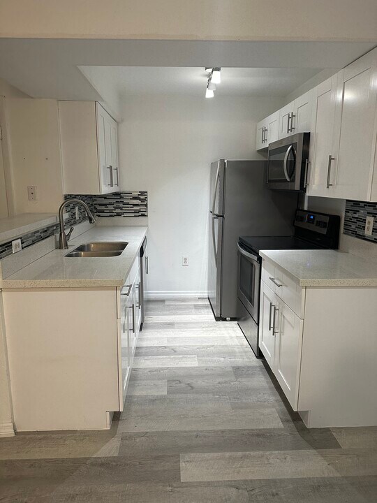 15560 SW 104th Ter in Miami, FL - Building Photo