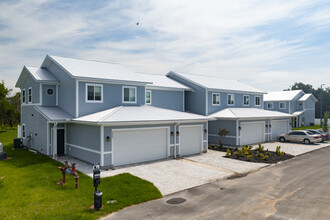 The Townhomes of Evergreen on Lake Idylwild in Winter Haven, FL - Building Photo - Building Photo