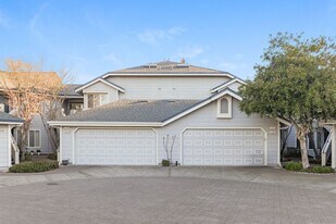 2114 Stonefield Ln in Santa Rosa, CA - Building Photo