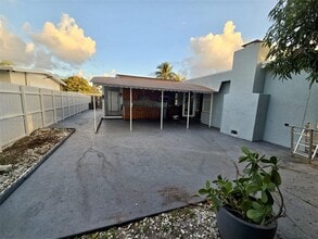 309 Masters Rd in Palm Springs, FL - Foto de edificio - Building Photo