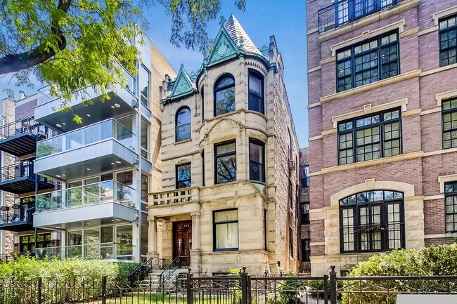 property at 643 W Wrightwood Ave