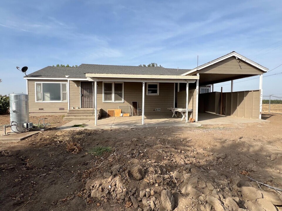 20649 E American Ave in Reedley, CA - Building Photo