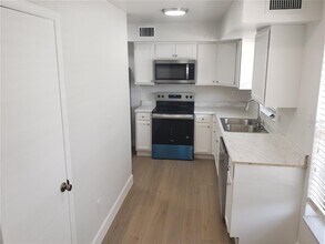 14027 Village View Dr in Tampa, FL - Building Photo - Building Photo