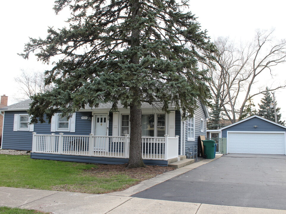 8020 Leamington Ave in Burbank, IL - Building Photo