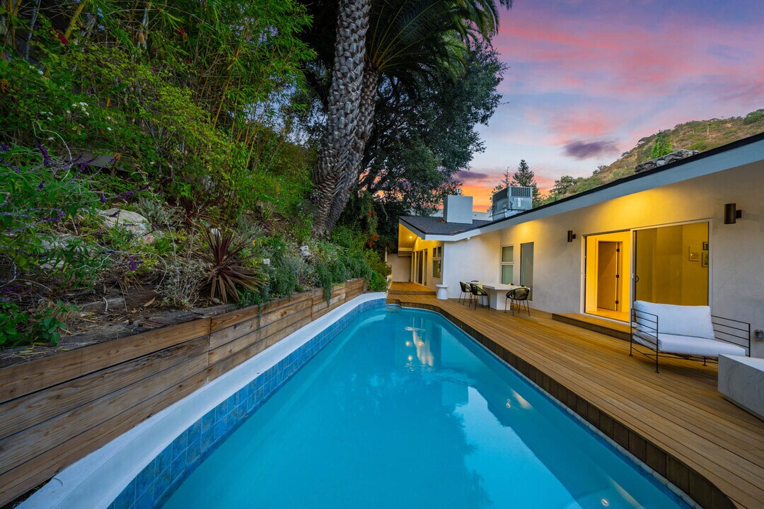 2221 Bowmont Dr in Beverly Hills, CA - Building Photo