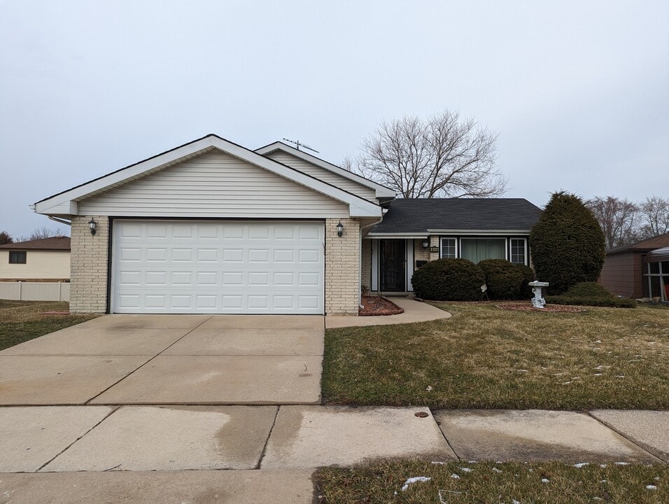 808 194th St in Glenwood, IL - Building Photo