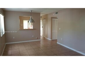 7820 NW 7th St, Unit 101 in Pembroke Pines, FL - Building Photo - Building Photo