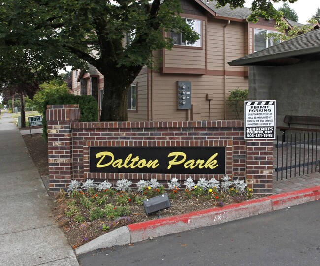 Dalton Park Apartments in Portland, OR - Foto de edificio - Building Photo