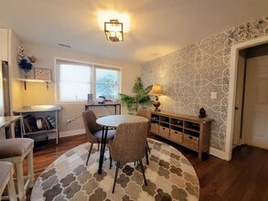 9605 Singleton Dr in Bethesda, MD - Foto de edificio - Building Photo