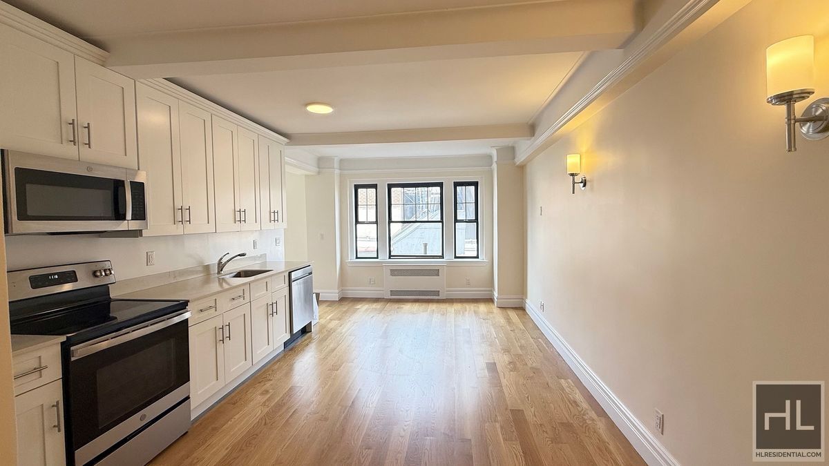 95 Christopher St in New York, NY - Building Photo