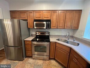 2080 Golf Course Dr in Reston, VA - Building Photo - Building Photo