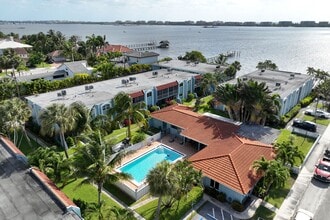 1432 S Lakeside Dr in Lake Worth Beach, FL - Building Photo - Building Photo