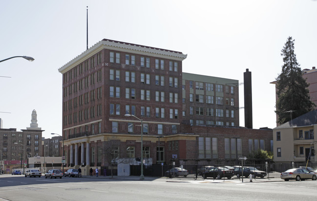 Hamilton Apartments in Oakland, CA - Foto de edificio - Building Photo