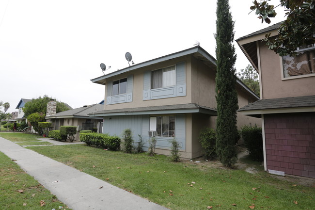 16572 Alliance Ave in Tustin, CA - Foto de edificio - Building Photo