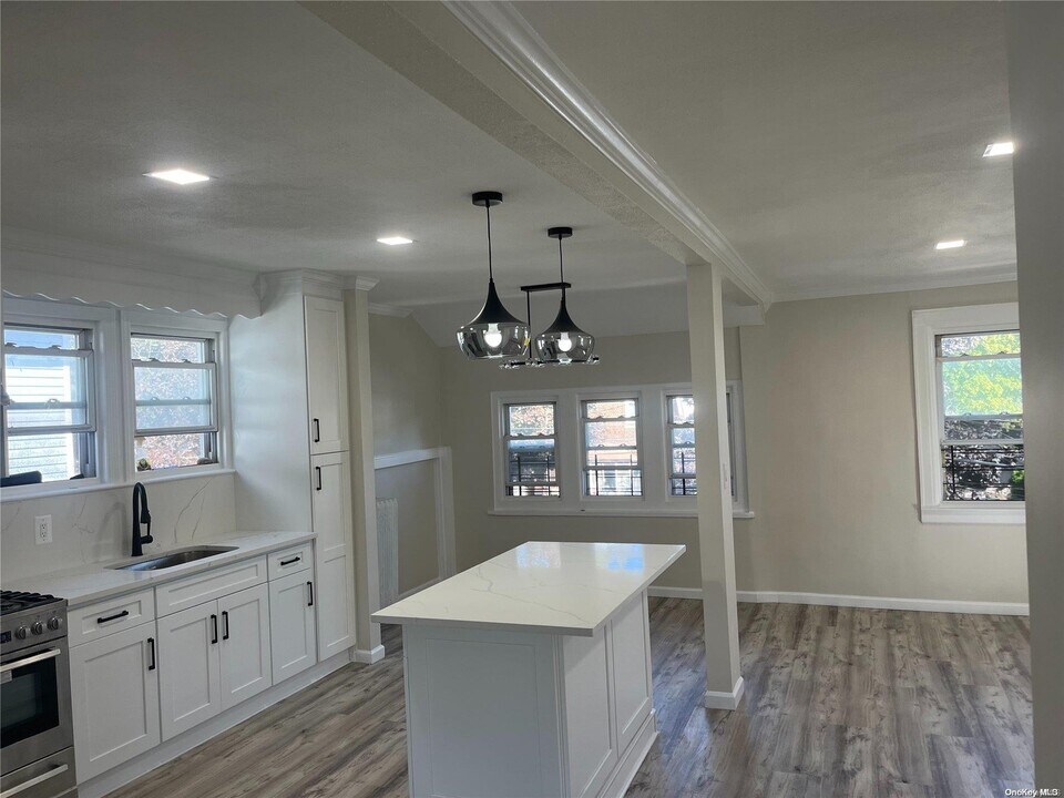 84-24 86th St in Queens, NY - Building Photo