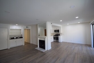 3960 Carpenter Ave, Unit 209 in Los Angeles, CA - Building Photo - Building Photo