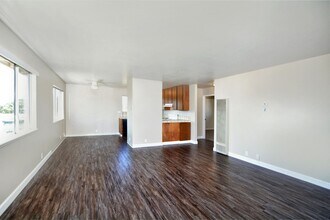 18854-18858 Eisenhower St in Salinas, CA - Building Photo - Building Photo