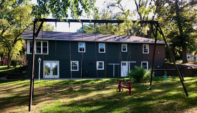 106 W North St, Unit Basement Apartment in Janesville, MN - Building Photo - Building Photo