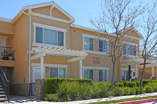 Mustang Peak Village in Newman, CA - Foto de edificio - Building Photo