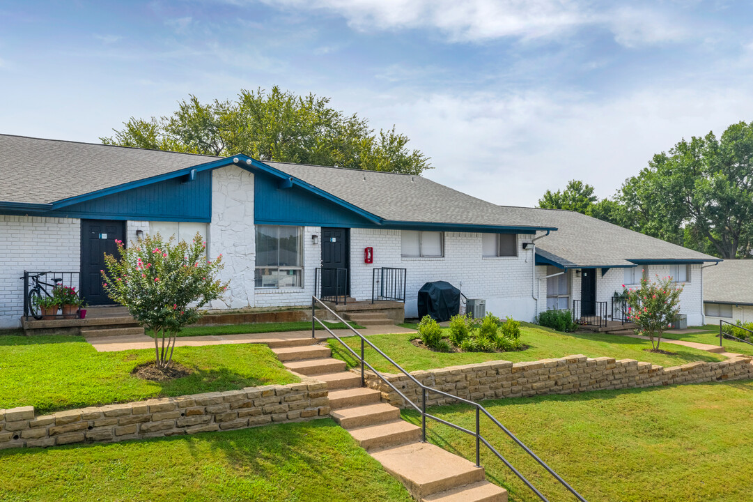 Villas del Tesoro in Dallas, TX - Foto de edificio