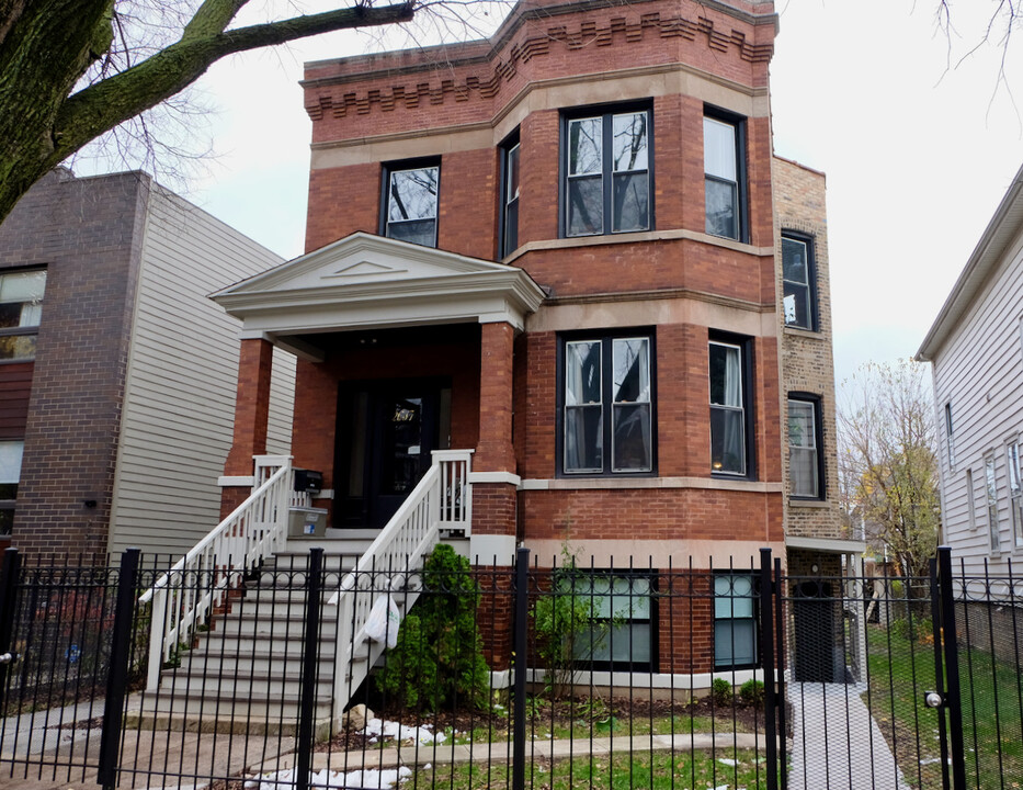 2637 N Central Park Ave in Chicago, IL - Building Photo