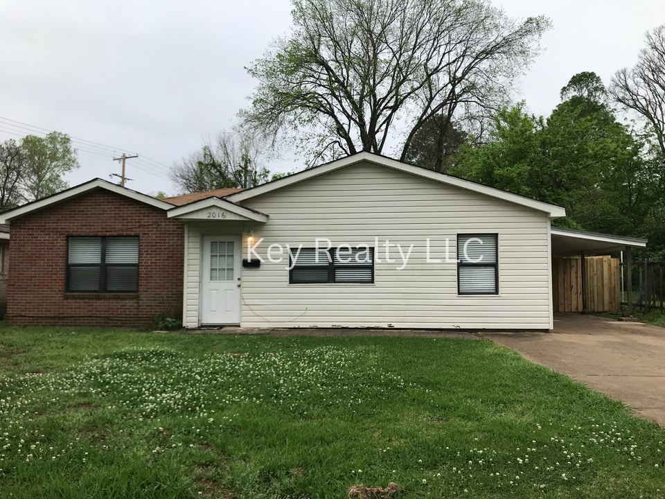 2016 Clover Ln in Alexandria, LA - Building Photo
