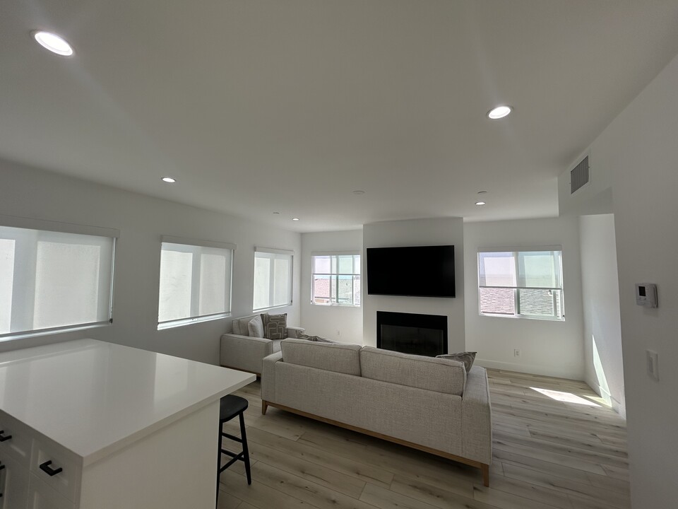 211 36th Pl, Unit M.B.Modern Sea View in Manhattan Beach, CA - Building Photo