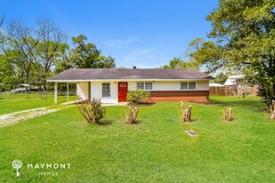 211 Griffin Cir in Moundville, AL - Building Photo
