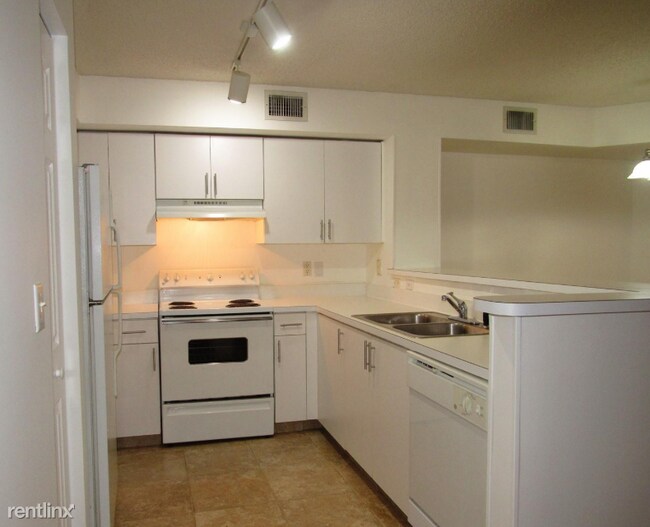 2021 Renaissance Blvd in Miramar, FL - Building Photo - Building Photo