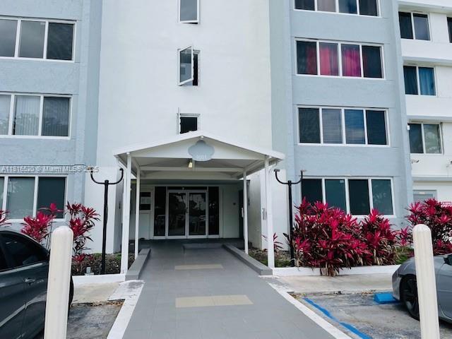 9001 SW 77th Ave in Miami, FL - Building Photo