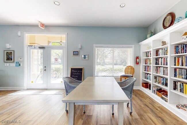 350 Robin Hood Cir in Naples, FL - Building Photo - Building Photo