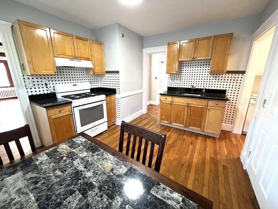 130 Grove St in Boston, MA - Building Photo