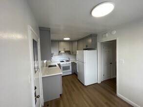 2461 Humboldt Ave, Unit A in Oakland, CA - Building Photo - Building Photo