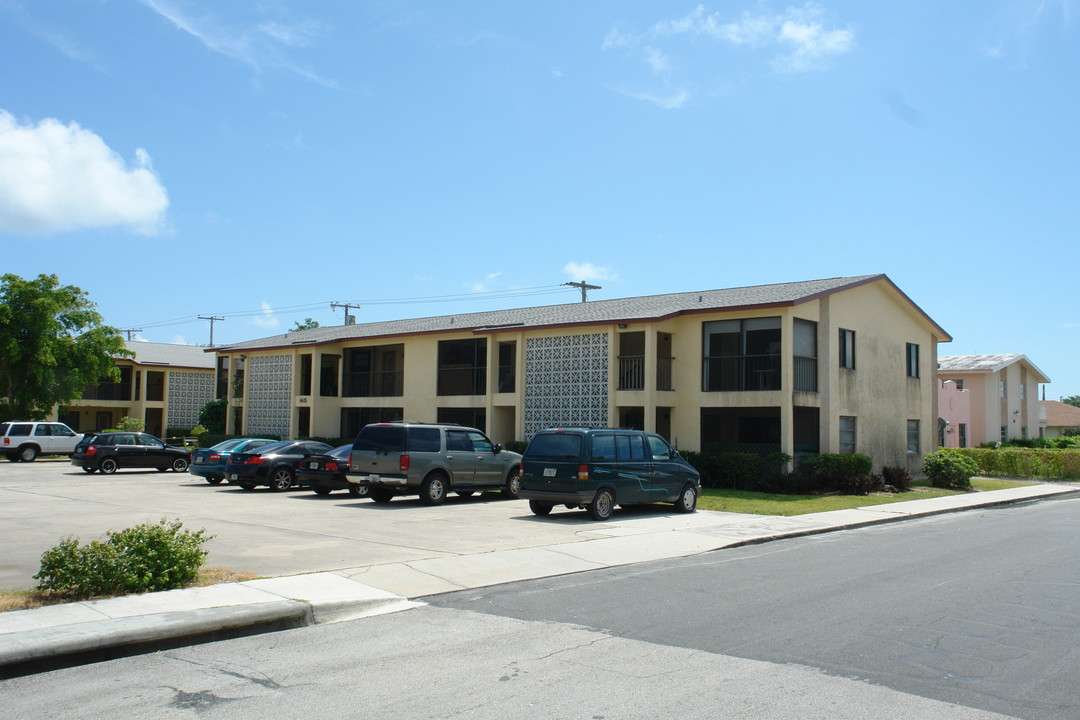 Bent Palm Apartments in Lake Worth, FL - Building Photo