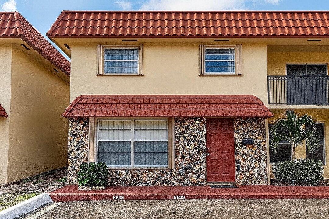 6639 SW 41st Pl in Davie, FL - Building Photo