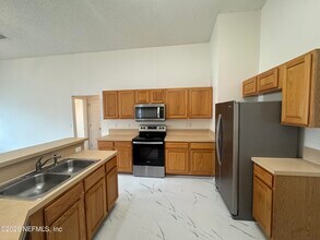 7557 Cliff Cottage Dr in Jacksonville, FL - Building Photo - Building Photo