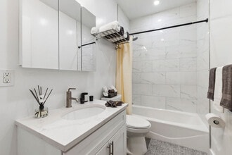 387 6th Ave in New York, NY - Building Photo - Building Photo