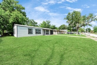 5738 Kenilwood Dr in Houston, TX - Building Photo - Building Photo