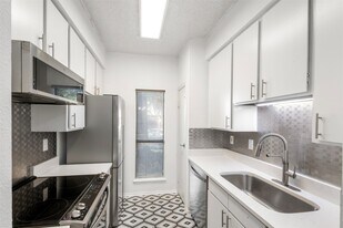 7950 N Stadium Dr in Houston, TX - Building Photo