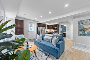 557 St Clair Ave W in Toronto, ON - Building Photo