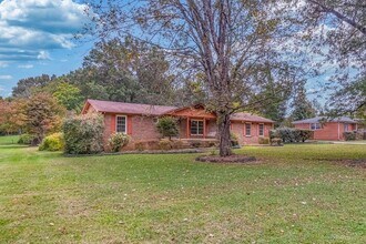 204 Lake Cir Dr in Tullahoma, TN - Foto de edificio - Building Photo