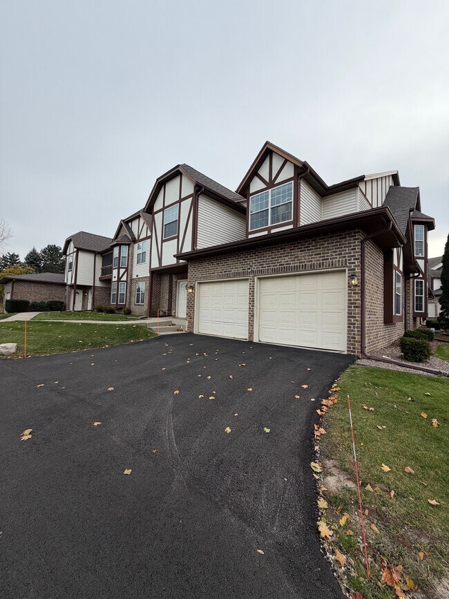 1317-1332 Hillwood Blvd in Pewaukee, WI - Building Photo - Building Photo