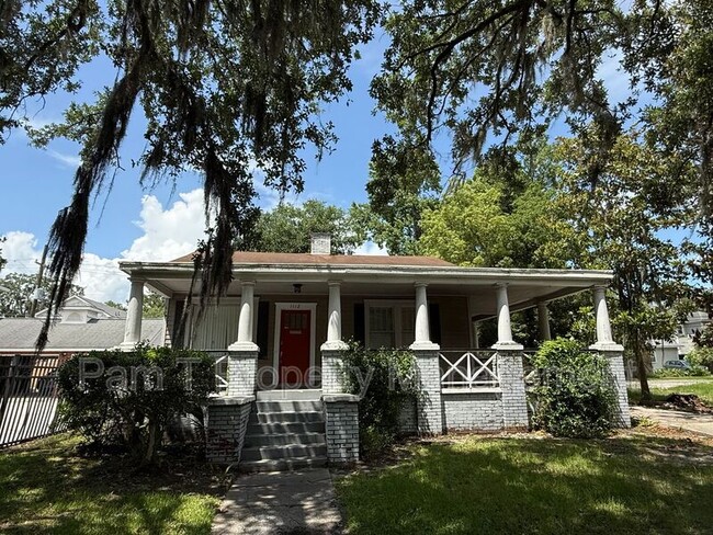 property at 1112 E Victory Dr