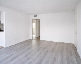 812 Larch St in Inglewood, CA - Foto de edificio - Building Photo