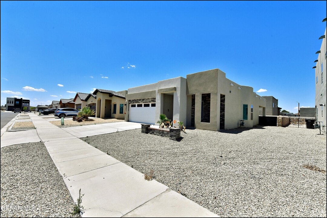 541 Paseo Modesto Dr in Horizon City, TX - Building Photo